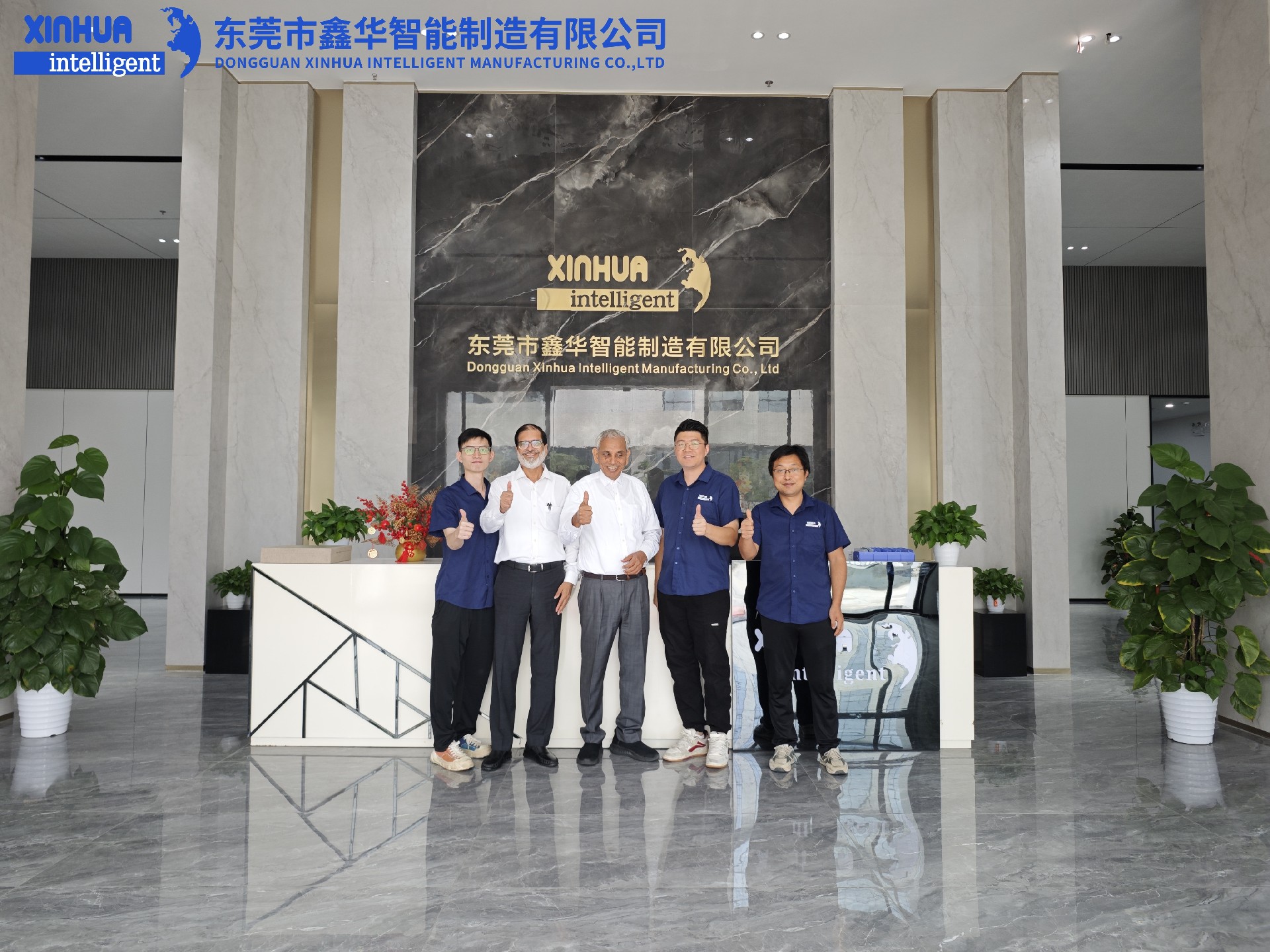 鑫華智能來(lái)訪問(wèn)的外貿(mào)客戶(hù)與同事合影