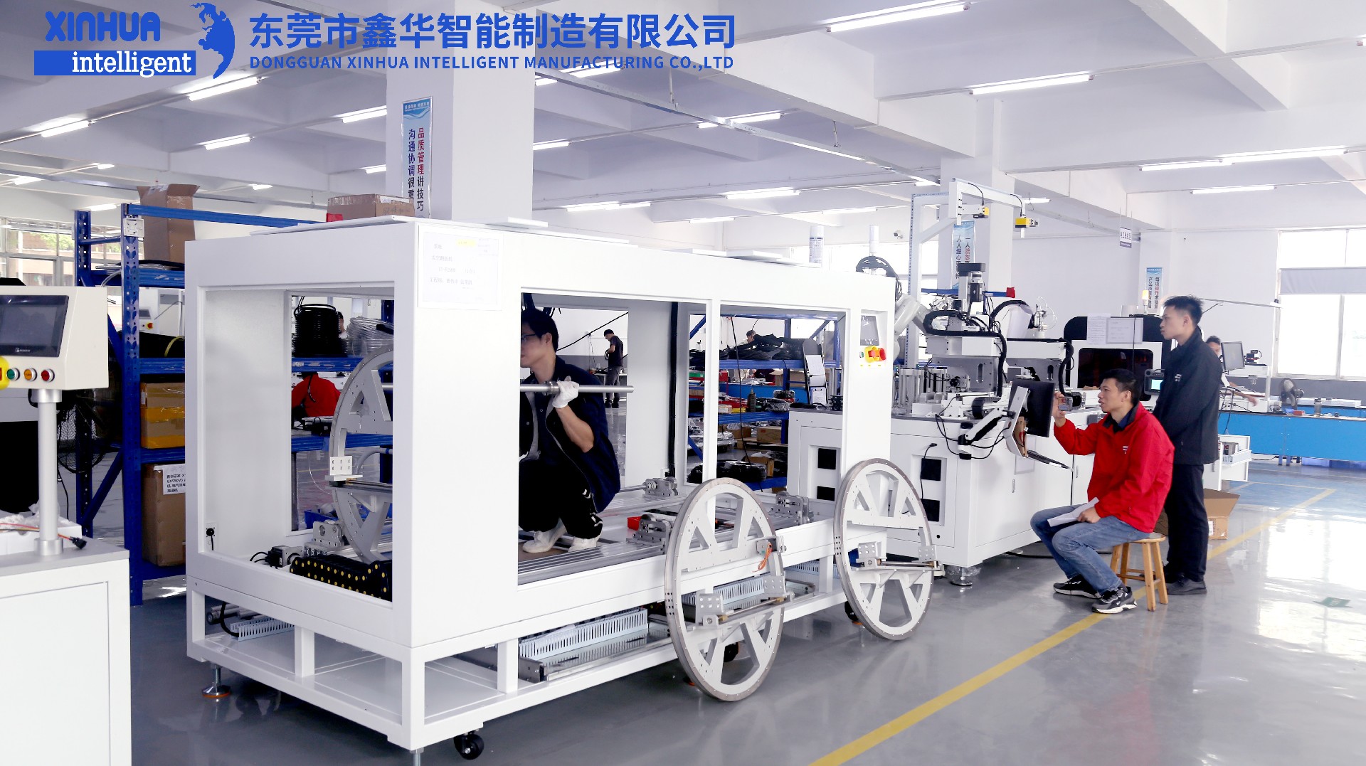 鑫華智能三位工程師正在車間排查自動鎖螺絲機故障